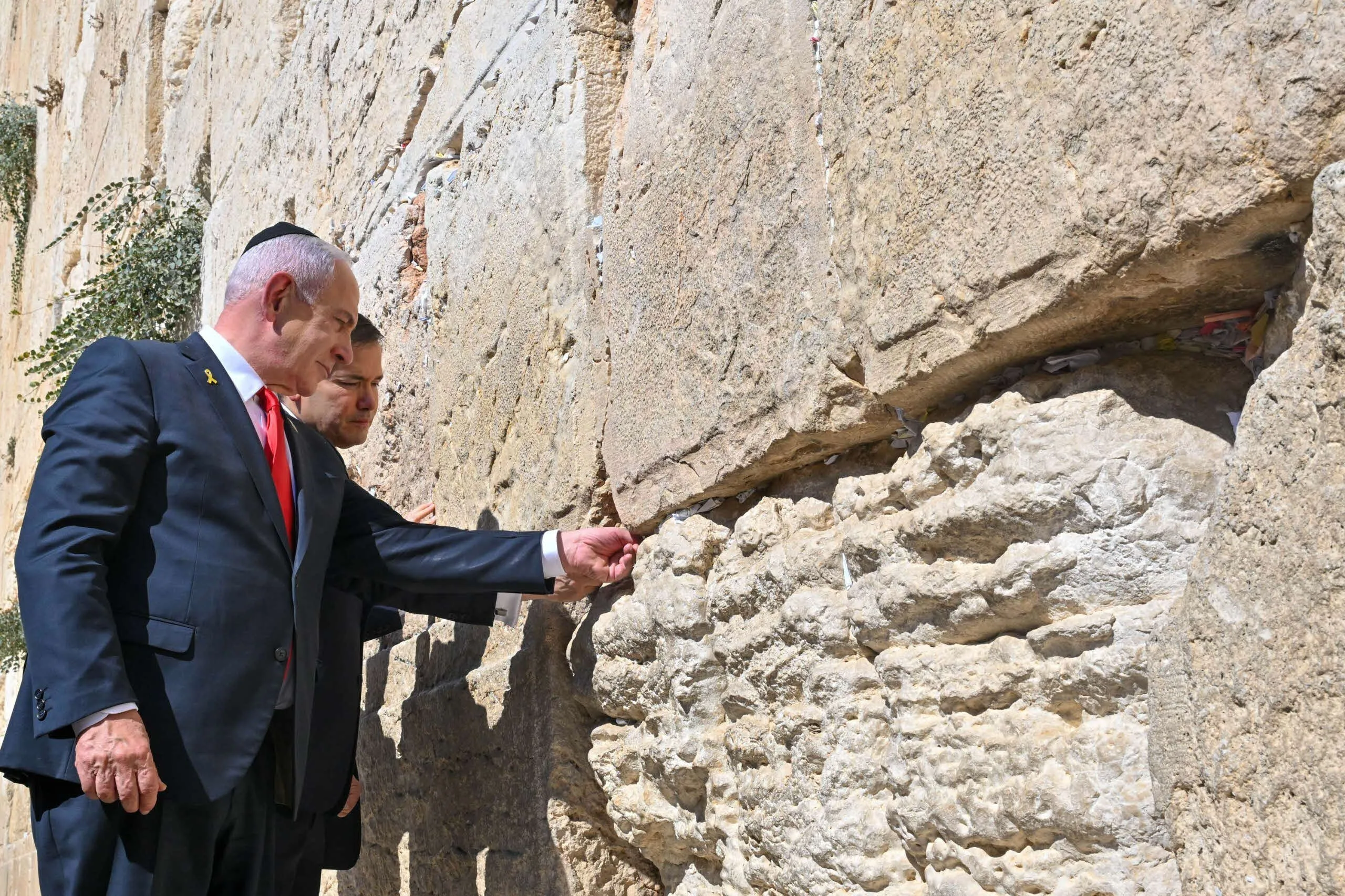 מה כתב רה"מ בכותל בביקורו עם מזכיר המדינה?